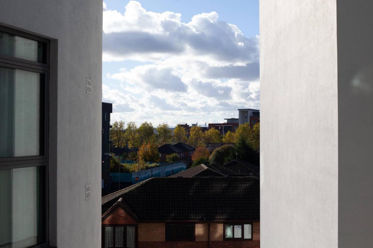 Serviced Apartment In Liverpool City Centre - Free Parking - Balcony - By Happy Days المظهر الخارجي الصورة
