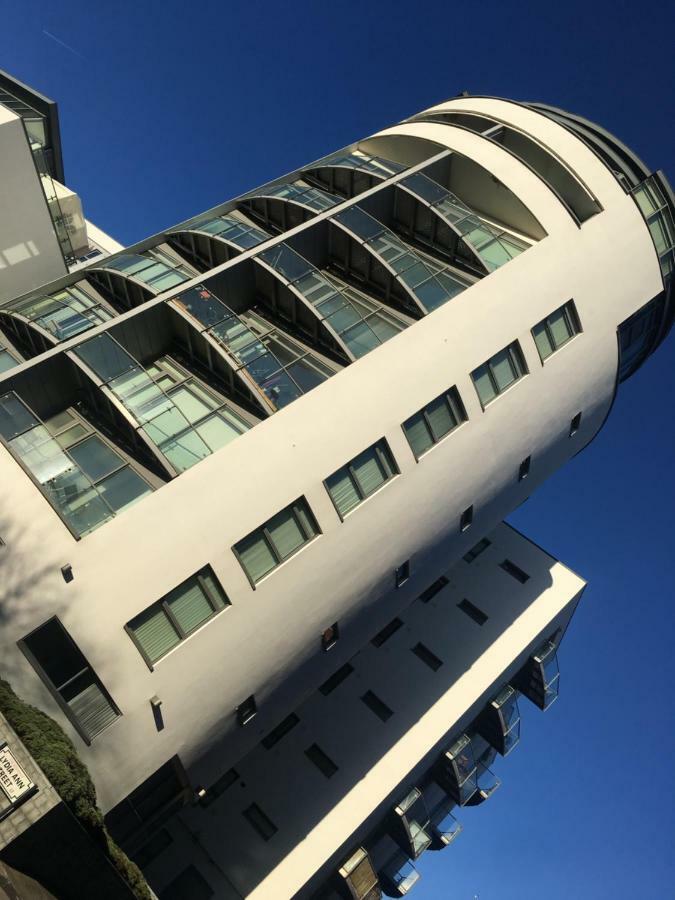Serviced Apartment In Liverpool City Centre - Free Parking - Balcony - By Happy Days المظهر الخارجي الصورة